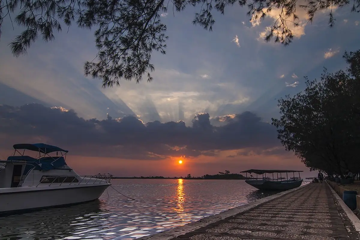 Pantai Marina Semarang Hadirkan Daya Tarik Keindahan Sunset yang Bisa Disaksikan Sembari Menaiki Wahana Perahu